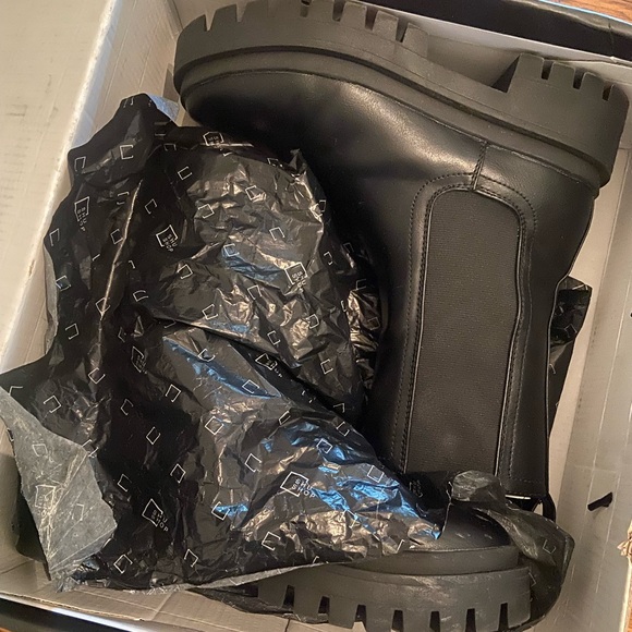 Black combat boots - Picture 2 of 2